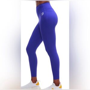 ~SOLD~Peloton HR Cadent Leggings~Small
Worn once
Offers welcome